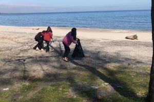&Ouml;ğrenciler sahillerde &ccedil;&ouml;p topladılar