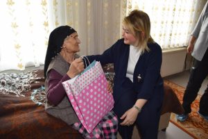 Protokol eşlerinden huzurevi ziyareti