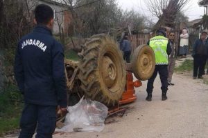 Devrilen trakt&ouml;r&uuml;n altında can verdi
