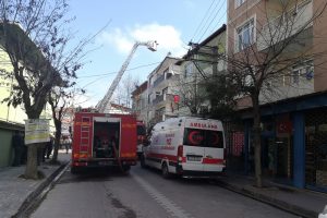 3 katlı binanın &ccedil;atısı alev alev yandı