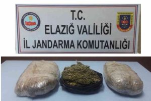 5 kilo esrar saklayan 3 ş&uuml;pheli yakalandı