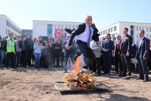 Nevruz ateşi yakıldı, demir d&ouml;v&uuml;ld&uuml;