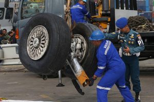 'U&ccedil;ak denize d&uuml;şerken pilotlar kullanma kılavuzuna baktı'