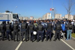 Toprağa g&ouml;m&uuml;l&uuml; &Ouml;calan posterleri bulundu