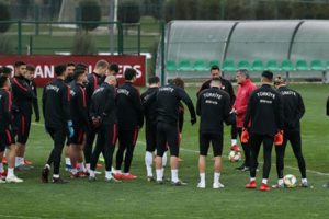 T&uuml;rk taraftarlara ayrılan trib&uuml;n&uuml;n biletleri t&uuml;kendi