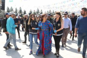 Şanlıurfa'daki nevruz etkinliğinde PKK sloganı atan 15 kişiye g&ouml;zaltı