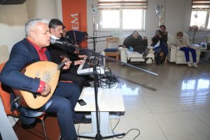 Amansız hastalığa kemoterapi yerine halaylı ve tiyatrolu terapi