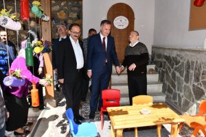 Bursa'da engelli &ouml;ğrenciler atıklardan sokak oluşturdu