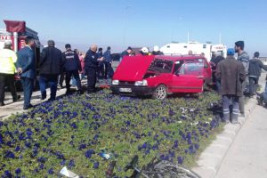 Otomobiller &ccedil;arpıştı: 3 yaralı
