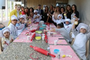 Anneler, &ouml;zel &ccedil;ocuklarla birlikte kurabiye yaptı