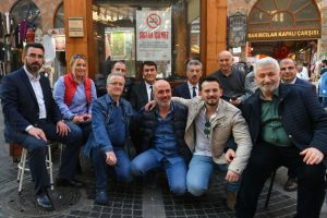 Bursa Osmangazi Belediye Başkanı D&uuml;ndar esnafa T&uuml;rk Bayrağı hediye etti