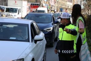 Trafik polislerinden yaya ge&ccedil;idi uygulaması