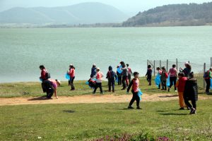 &Ouml;ğrenciler, baraj &ccedil;evresini temizledi