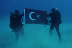 Girit'te deniz altında a&ccedil;ılan T&uuml;rk bayrağı Yunanları &ccedil;ıldırttı