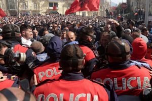 Arnavutluk'ta protestocular ve polis &ccedil;atıştı
