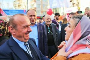 CHP'li aday kadınlara baş&ouml;rt&uuml;s&uuml; dağıttı