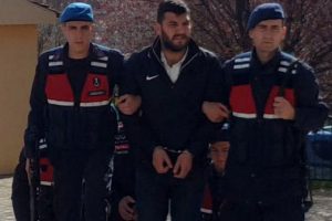 'İstihbarat&ccedil;ıyız' diyerek evde altın aradılar