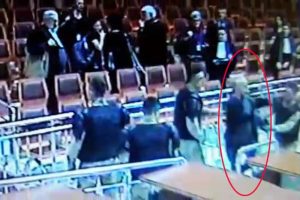 Avukatın mahkeme heyetine saldırmaya &ccedil;alışması kamerada