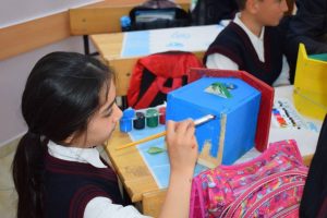 &Ouml;ğrenciler kuşlar i&ccedil;in ağa&ccedil;lara yuva yaptılar