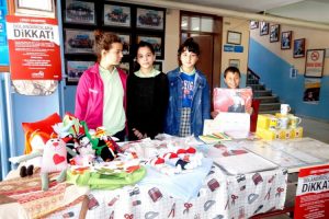 G&ouml;n&uuml;ll&uuml; &ouml;ğrencilerden &ouml;rnek davranış