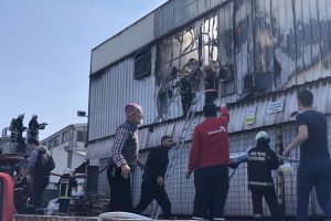 Bursa'da tekstil fabrikasındaki yangın g&uuml;&ccedil;l&uuml;kle kontrol altına alındı