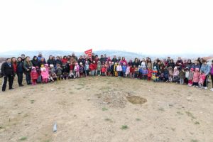 Minik eller fidanları toprakla buluşturdu