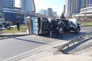 TEM bağlantı yolunda kamyonun dorsesi devrildi, yol trafiğe kapandı