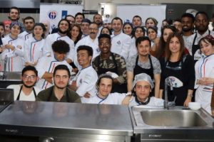 Rekt&ouml;r, yabancı &ouml;ğrencilerle tava yaptı