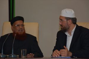 Pakistanlı alim Mufti Taki Osmani'ye silahlı saldırı d&uuml;zenlendi