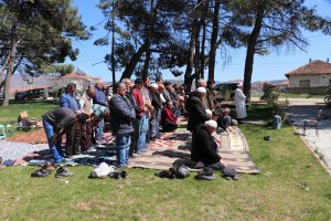 Depremde camisi hasar g&ouml;ren mahallede cuma namazı parkta kılındı