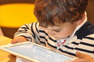 '&Ccedil;ocuklar artık emojiyle &uuml;z&uuml;l&uuml;yor, emojiyle g&uuml;l&uuml;yor'