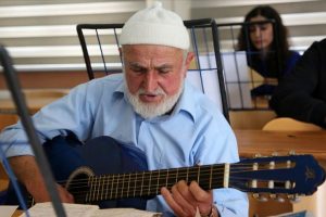 M&uuml;zik aşkı 80 yaşından sonra gitarist yaptı
