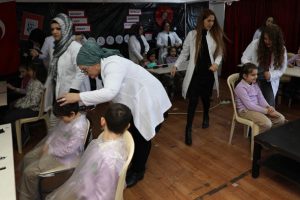G&ouml;n&uuml;ll&uuml; melekler &ouml;ğrencilere 'g&uuml;zellik' katıyor