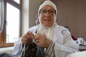 81 yaşındaki 'mavi melek' şimdi de Dar&uuml;laceze sakinlerine destek oluyor