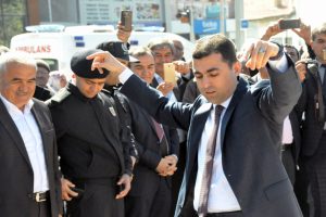 Kaymakam Zeybek oynadı halk alkış tuttu
