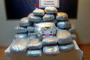 Polis 97 kilo esrar ele ge&ccedil;irdi
