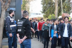 Polis okul &ouml;nlerinde adeta kuş u&ccedil;urtmuyor