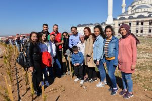 Down sendromlu &ouml;ğrenciler fidan dikti
