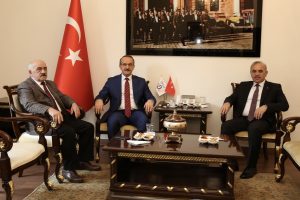 Vali Yavuz'dan belediye başkanlarına teşekk&uuml;r plaketi