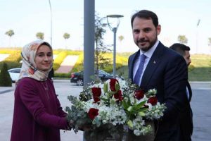Bakan Albayrak gen&ccedil;lerle buluştu