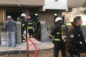 Depodaki odunlar tutuştu, binadakiler sokağa d&ouml;k&uuml;ld&uuml;