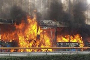 &Ccedil;in'de yolcu otob&uuml;s&uuml; yandı: 26 &ouml;l&uuml;