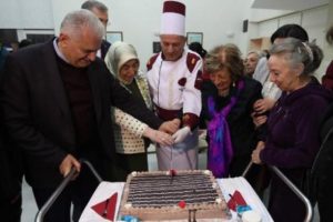 Binali Yıldırım huzurevini ziyaret etti