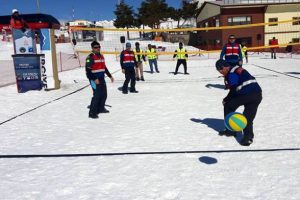 Kar voleybolu Erciyes'te halka yayılıyor