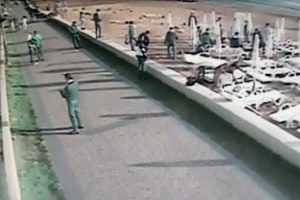 Turistlerin g&ouml;z&uuml; &ouml;n&uuml;nde şezlongları s&ouml;k&uuml;p attılar!