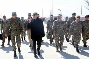 Bakan Akar ve komutanlardan sınırda kritik denetleme