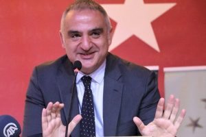Bakan Ersoy'dan sandık g&ouml;revlilerine &ccedil;ağrı: Son dakika gol&uuml; atalım