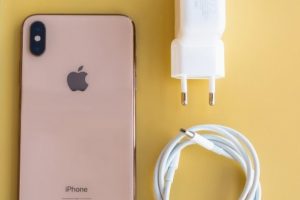 Yeni iPhone şarj paylaşımı &ouml;zelliği ile gelebilir!