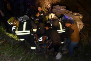 Otomobil şarampole devrildi: 1 &ouml;l&uuml;, 2 yaralı
