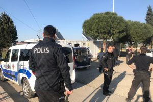 Taraftar sahaya bı&ccedil;akla girdi iddiası